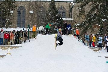 学生在滑雪板上跳跃